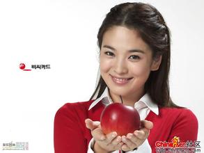 siaran langsung bola hari ini Zeng Yixin mengeluarkan sebuah apel dari tasnya dan memasukkannya ke tangan Su Yuanyuan